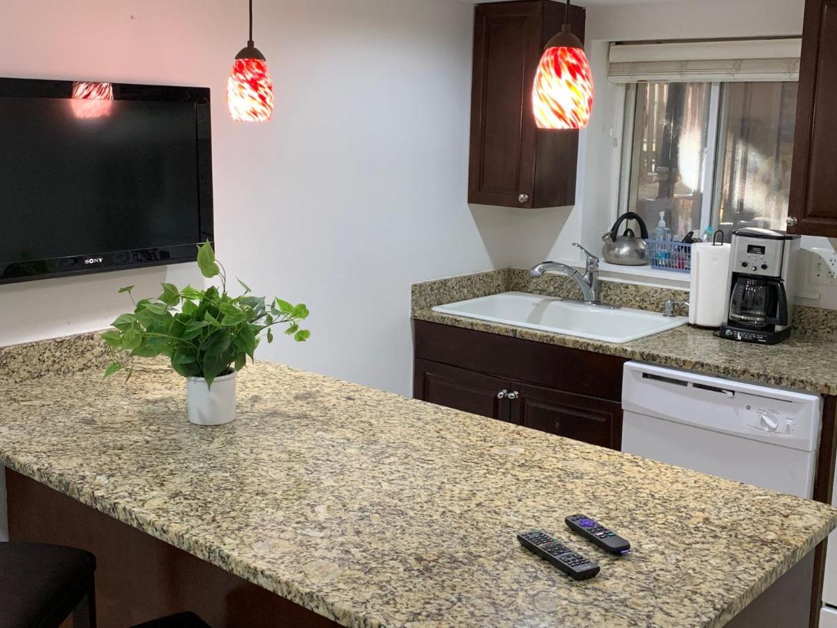 Renovated English Basement 2Bdrm Home Near Metro Washington Exterior foto